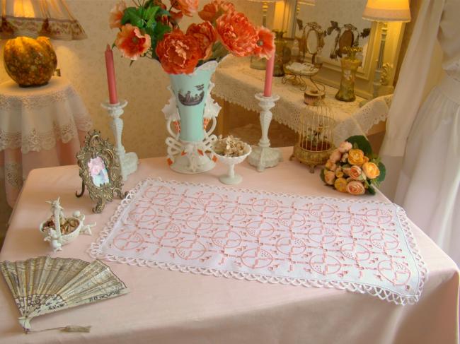 Superbe chemin de table brodé et ajouré en rose entouré de dentelle