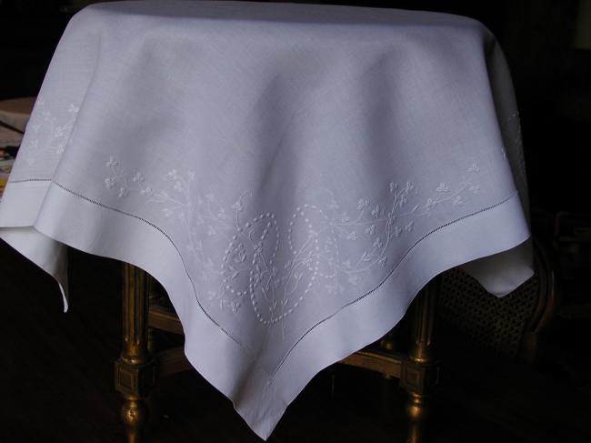 So sweet tablecloth with thousand of clovers embroidered