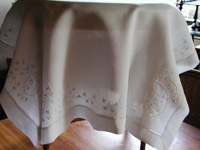 So sweet tablecloth with thousand of clovers embroidered
