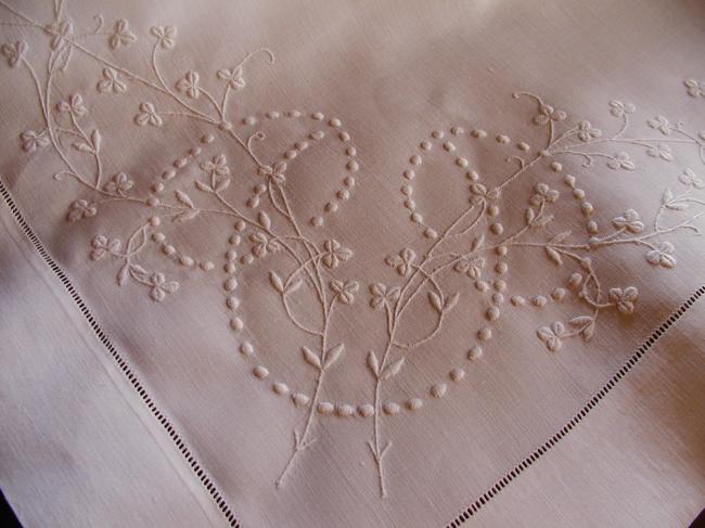 So sweet tablecloth with thousand of clovers embroidered