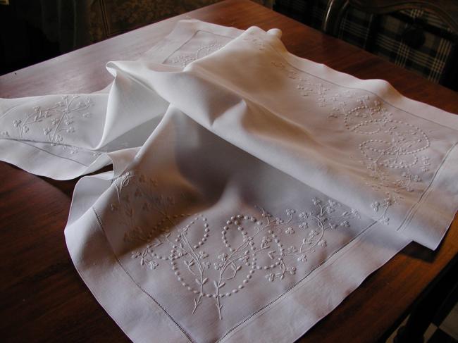 So sweet tablecloth with thousand of clovers embroidered