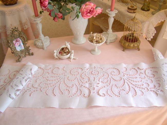 Superbe panneau de broderie de volutes à la Richelieu sur pur fil de lin