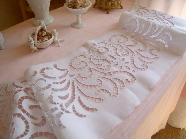 Superbe panneau de broderie de volutes à la Richelieu sur pur fil de lin