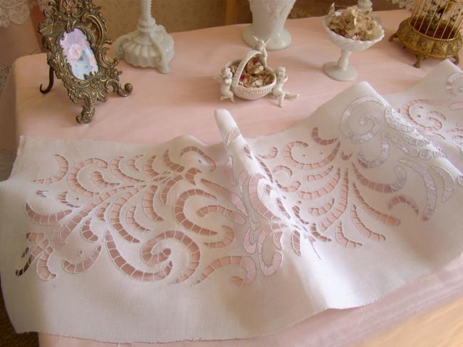 Superbe panneau de broderie de volutes à la Richelieu sur pur fil de lin