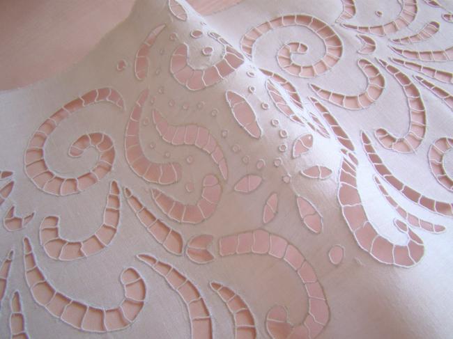 Superbe panneau de broderie de volutes à la Richelieu sur pur fil de lin