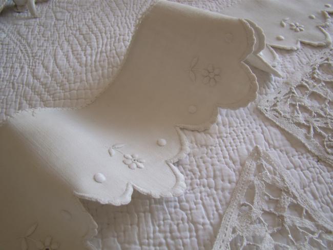 Petit lot pour couturière, insertions et bande de broderie festonnée