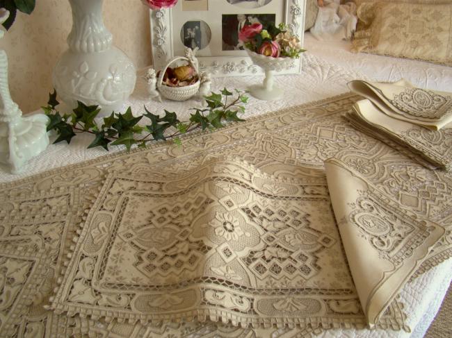Superb presentation service with runner in embroidery Richelieu