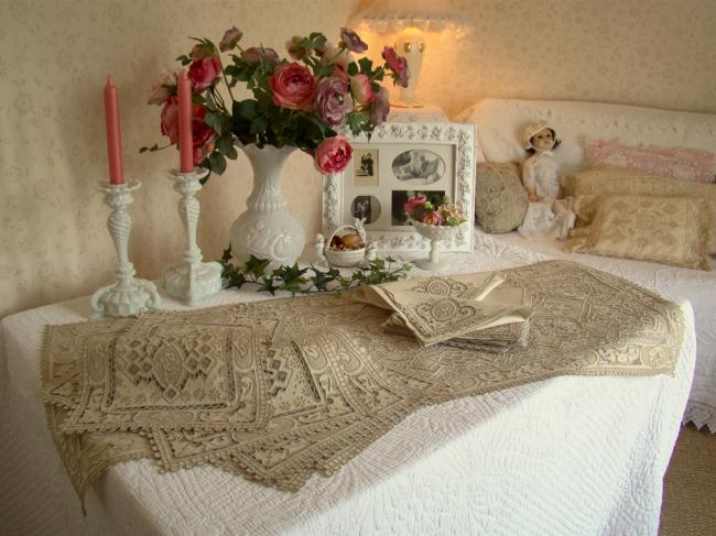 Superb presentation service with runner in embroidery Richelieu