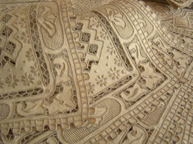 Superb presentation service with runner in embroidery Richelieu
