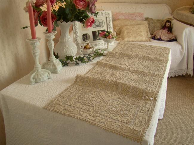Superb presentation service with runner in embroidery Richelieu