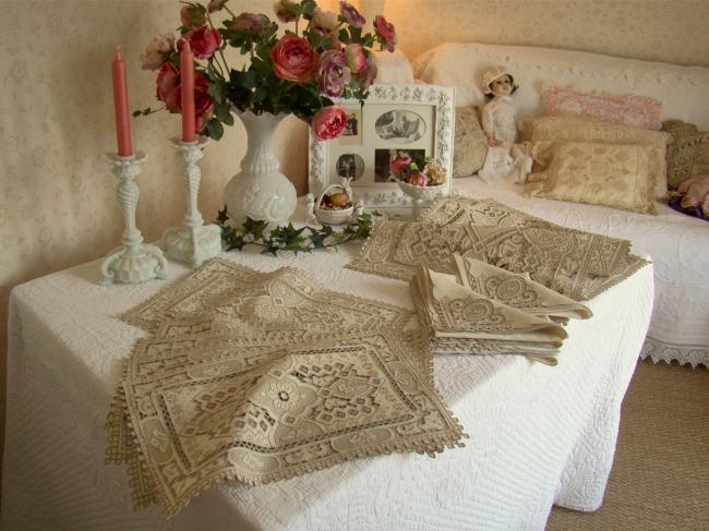 Superb presentation service with runner in embroidery Richelieu