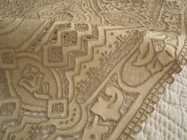 Superb presentation service with runner in embroidery Richelieu