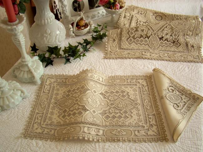 Superb presentation service with runner in embroidery Richelieu