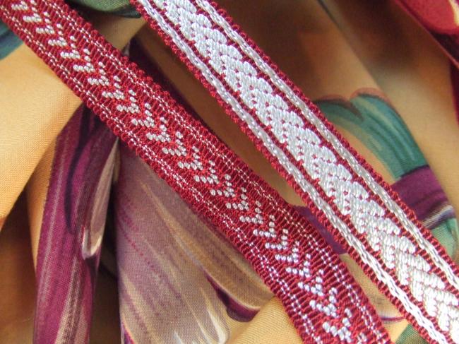 Joli galon passementerie couleur bordeaux et motif tissé couleur deux argents