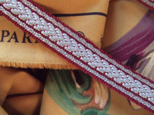 Joli galon passementerie couleur bordeaux et motif tissé couleur deux argents