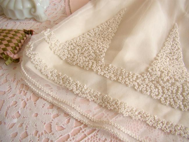 Merveilleuse robe de bébé en tulle rebrodé à la soutache et sous robe soie 1900