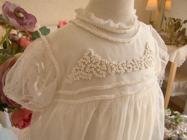 Merveilleuse robe de bébé en tulle rebrodé à la soutache et sous robe soie 1900