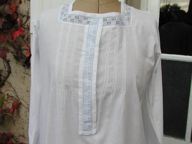 Gracieuse chemise de nuit en batiste de coton, ornée de broderie anglaise bleue