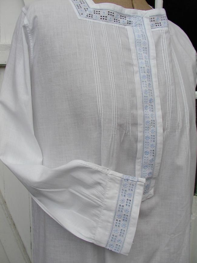 Gracieuse chemise de nuit en batiste de coton, ornée de broderie anglaise bleue