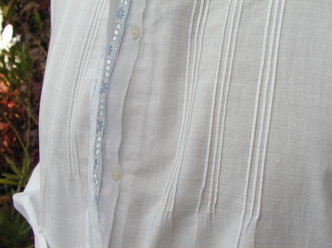 Gracieuse chemise de nuit en batiste de coton, ornée de broderie anglaise bleue