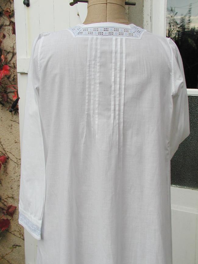 Sweet night gown in pure fine cotton with blue broderie anglaise