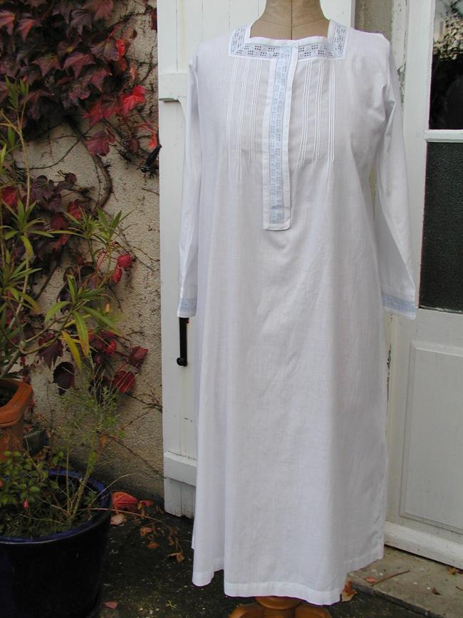 Sweet night gown in pure fine cotton with blue broderie anglaise