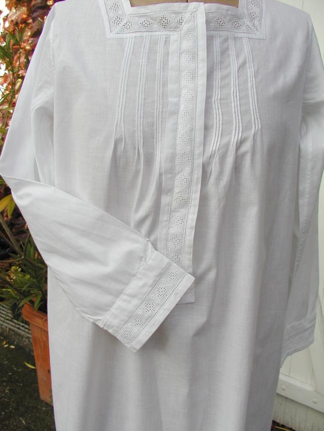 Sweet night gown in pure fine cotton with white broderie anglaise
