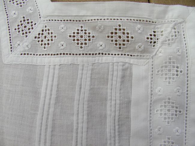 Gracieuse chemise de nuit en batiste de coton,ornée de broderie anglaise blanche