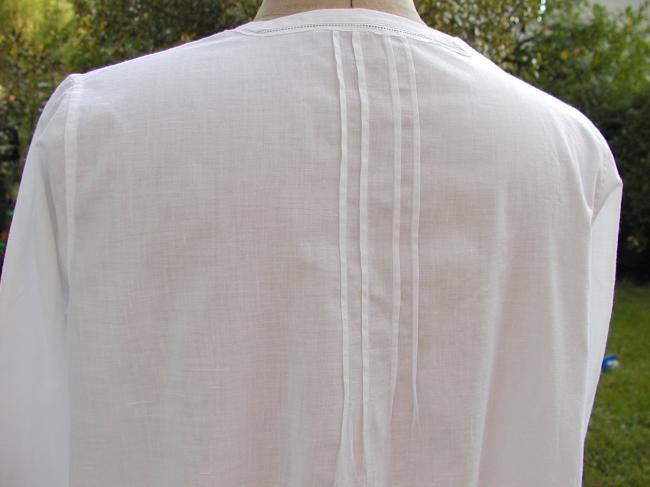 Gracieuse chemise de nuit en batiste de coton,ornée de broderie anglaise blanche