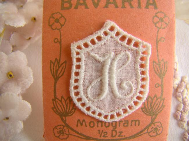 Joli monogramme H dans un cartouche ajouré de fine batiste 1900-20