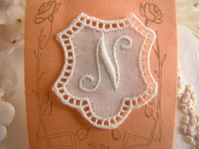 Joli monogramme N dans un cartouche ajouré de fine batiste 1900-20