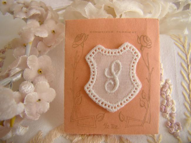 Joli monogramme S dans un cartouche ajouré de fine batiste 1900-20