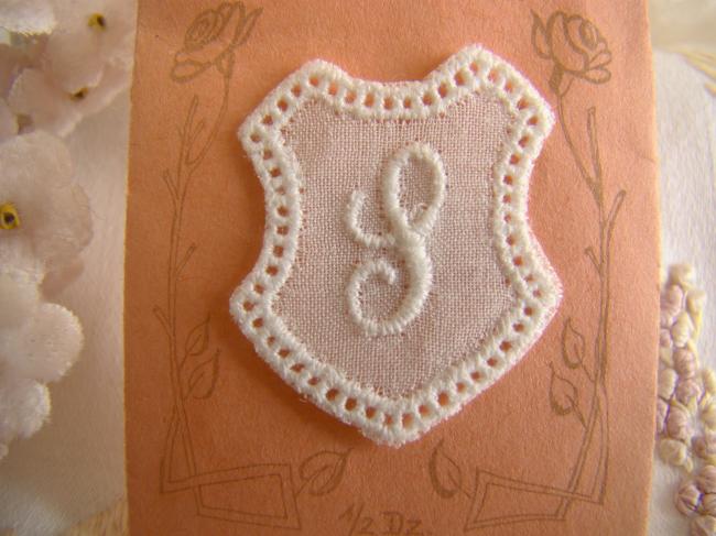 Joli monogramme S dans un cartouche ajouré de fine batiste 1900-20