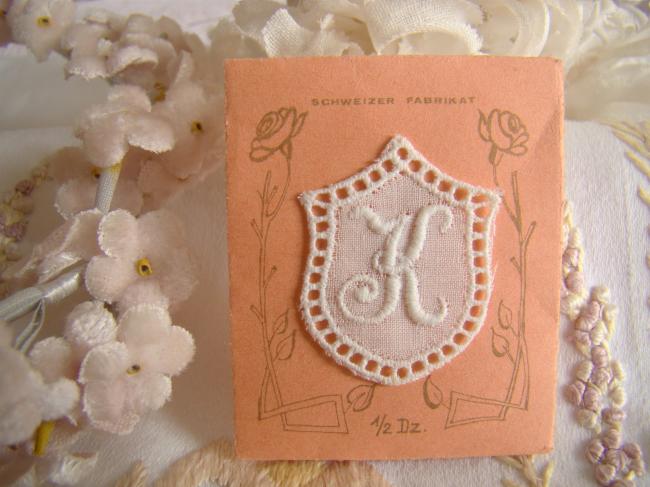 Joli monogramme K dans un cartouche ajouré de fine batiste 1900-20