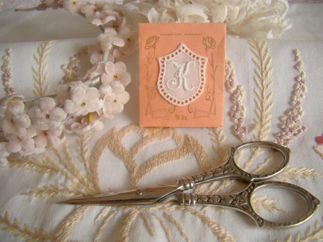 Joli monogramme K dans un cartouche ajouré de fine batiste 1900-20