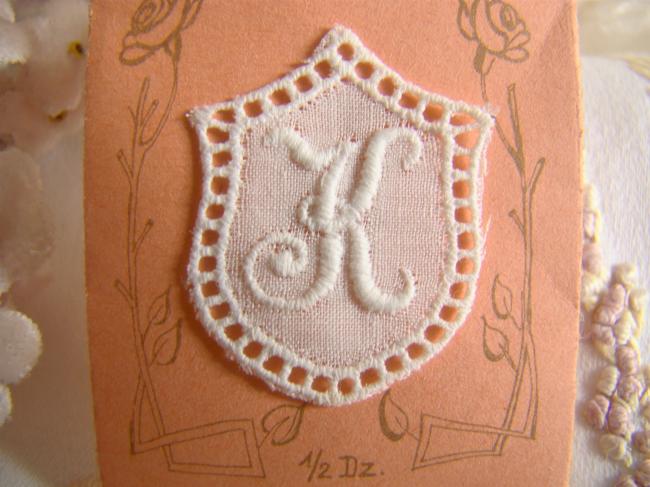 Joli monogramme K dans un cartouche ajouré de fine batiste 1900-20