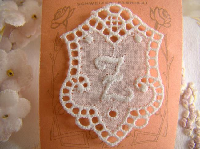 Adorable monogramme Z dans un cartouche ajouré de fine batiste 1900-20