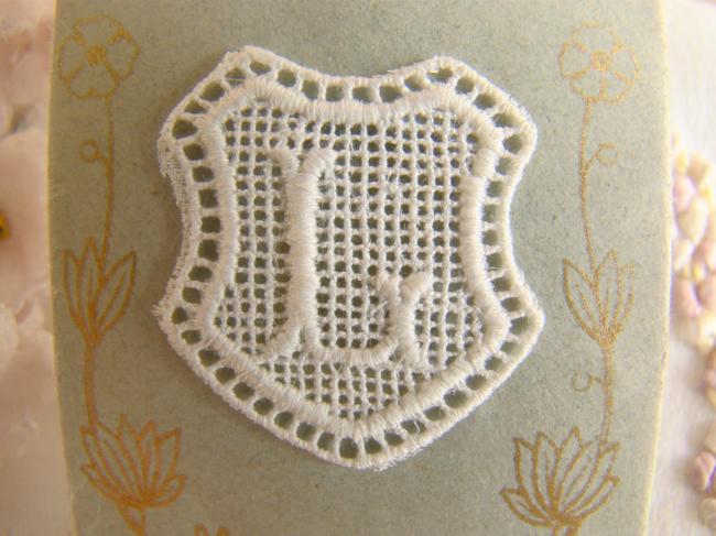 Joli monogramme L dans un cartouche ajouré de fine batiste 1900-20