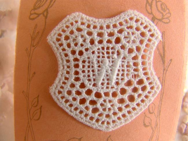 Superbe monogramme W dans un cartouche ajouré de fine batiste 1900-20