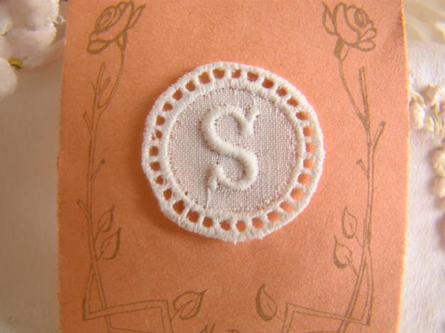 Joli monogramme S dans un cartouche ajouré de fine batiste 1900-20