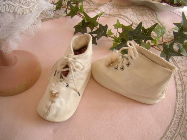 Charmante ancienne paire de chaussons de bébé en chevreau doublé