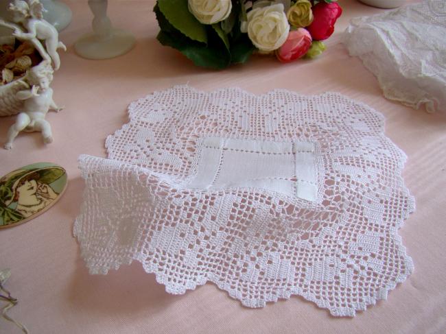 Adorable napperon carré avec un pourtour de dentelle de filet au crochet