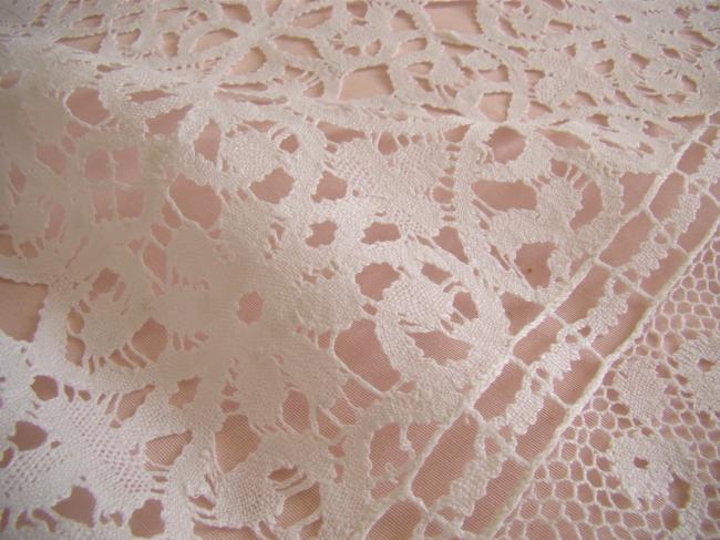 Exceptional huge tablecoth in handmade Cluny lace from Puy en Velay