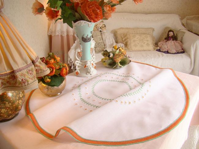 Adorable little round tablecloth with daisies embroidery, Maison Noël