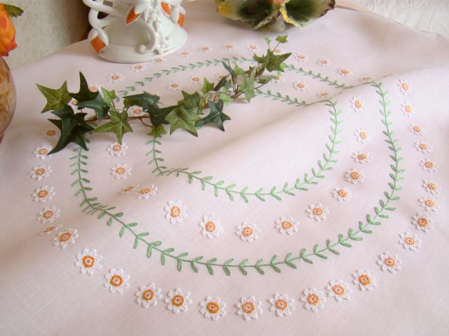 Adorable little round tablecloth with daisies embroidery, Maison Noël