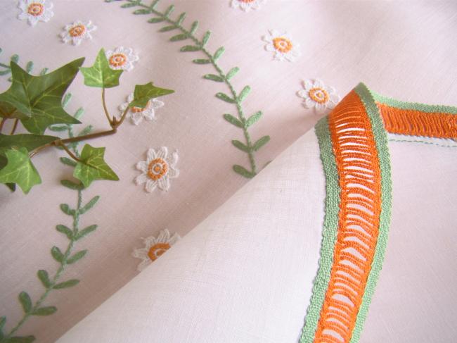 Adorable little round tablecloth with daisies embroidery, Maison Noël