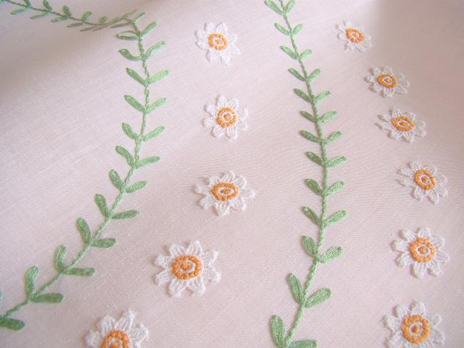 Adorable little round tablecloth with daisies embroidery, Maison Noël