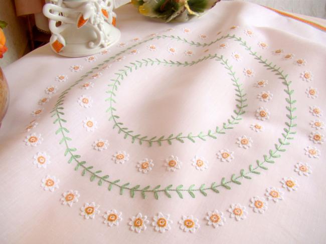 Adorable little round tablecloth with daisies embroidery, Maison Noël