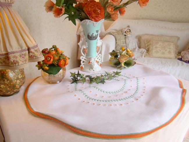 Adorable little round tablecloth with daisies embroidery, Maison Noël
