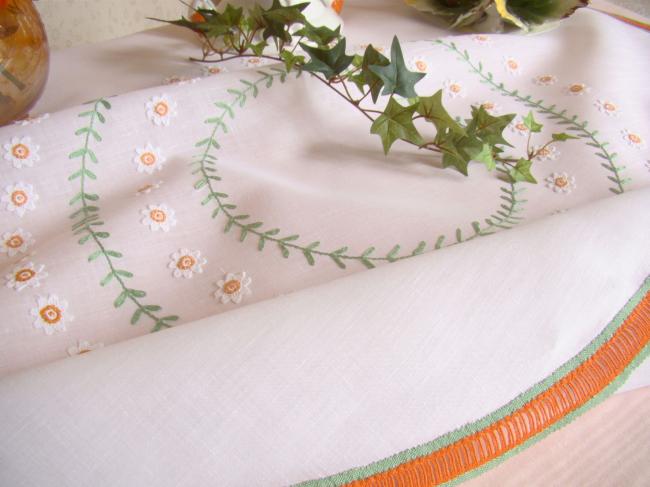 Adorable little round tablecloth with daisies embroidery, Maison Noël